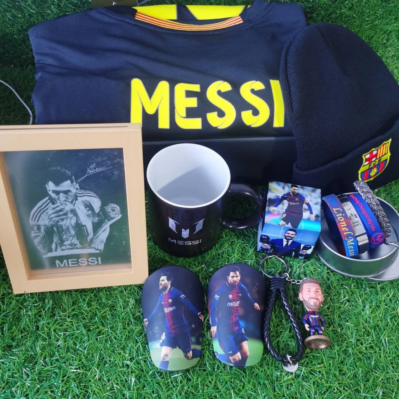 MESSI Mystery Football Box 8 Items